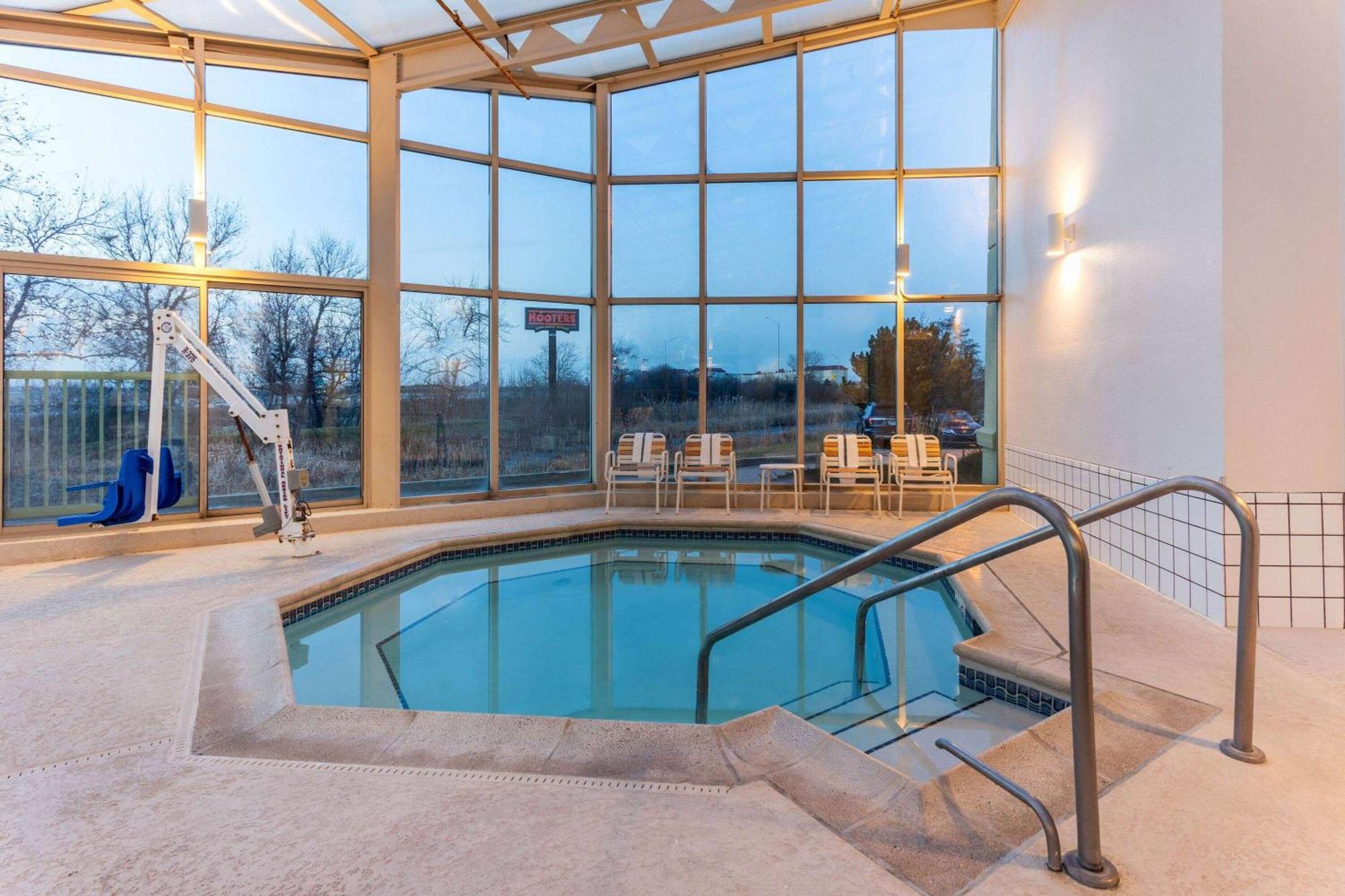La Quinta By Wyndham Chicago Gurnee Hotel Bagian luar foto